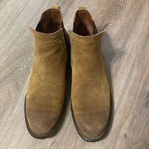 Born Brown/Camel Chelsea Boots